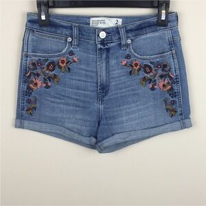 Abercrombie & Fitch – Embroidered Floral High Rise Jean Shorts